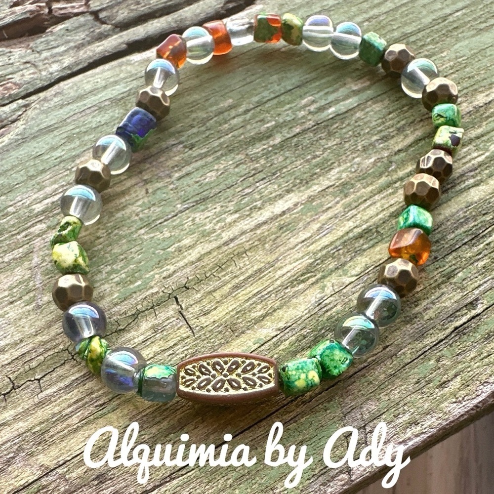 Alquimia Gold and Green Bracelet for Elegant Occasions